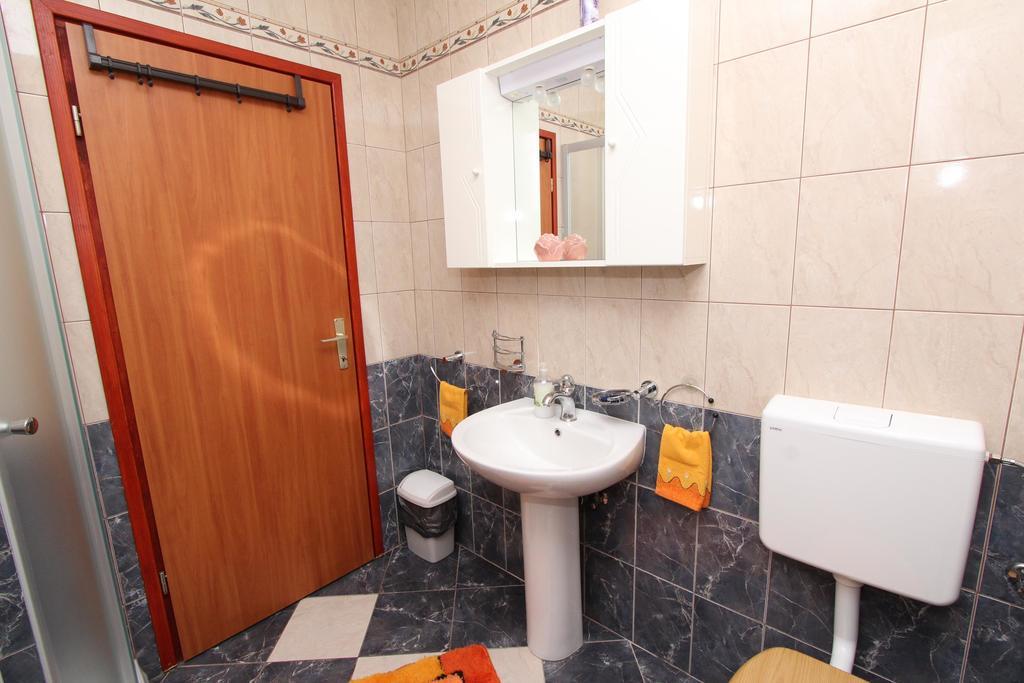 Rooms And Apartment Sanja Rovinj Bagian luar foto